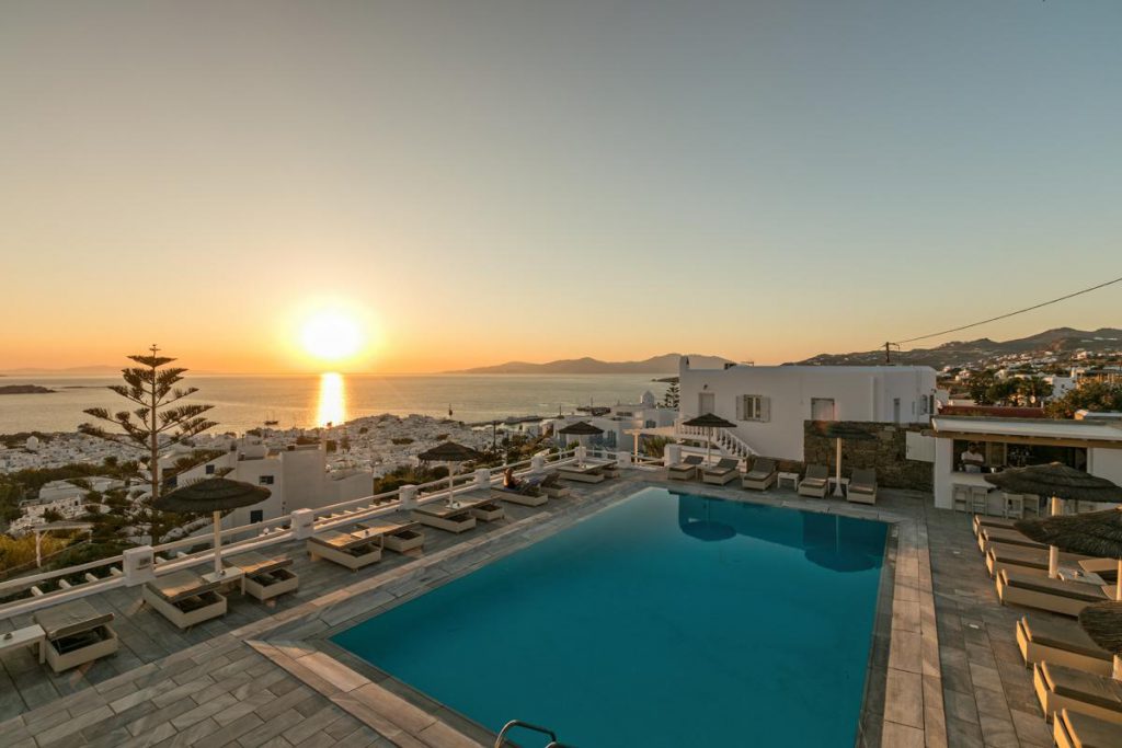 La piscine privée de l'Hôtel Alkyon offre une vue magnifique sur le coucher de soleil