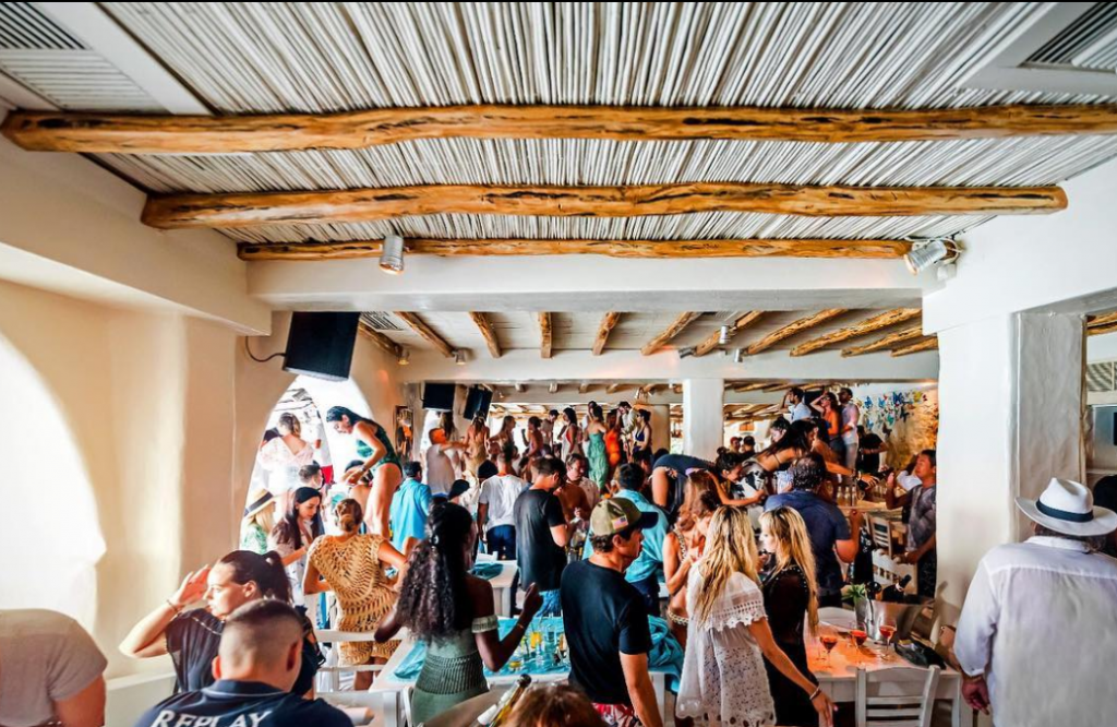 Wo in Mykonos übernachten, um zu feiern: Die Partyatmosphäre im Restaurant von Nammos
