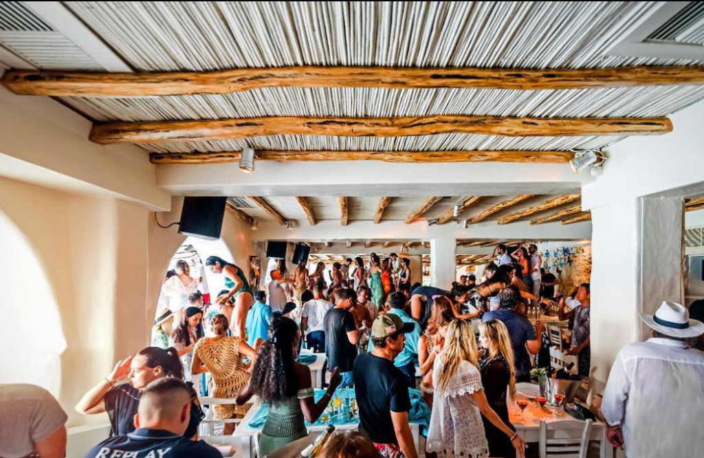 Where to stay in Mykonos to Party: The party atmosphere in the restaurant of Nammos