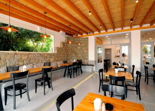 Espace intérieur du restaurant Local Mykonos.