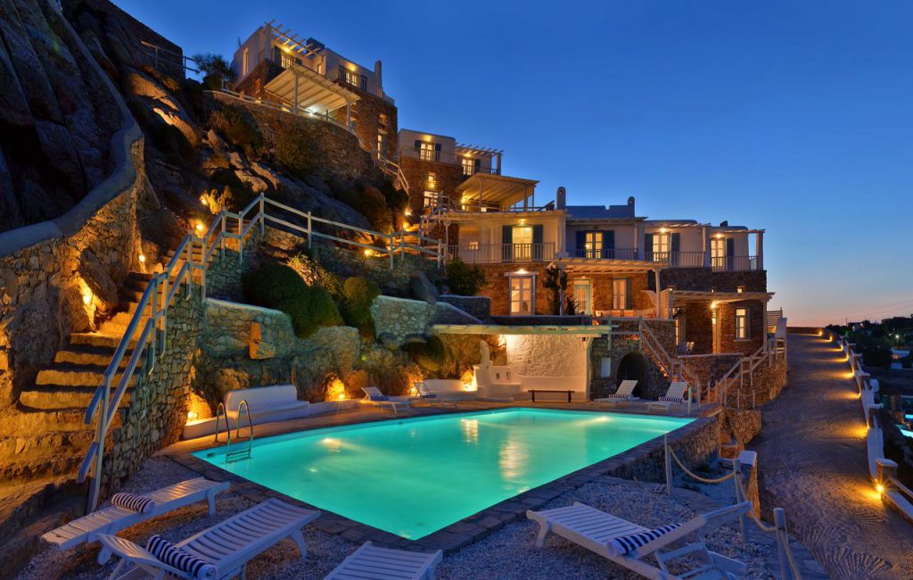 Villa thelgo mykonos - view of the exterior and the swimming pool