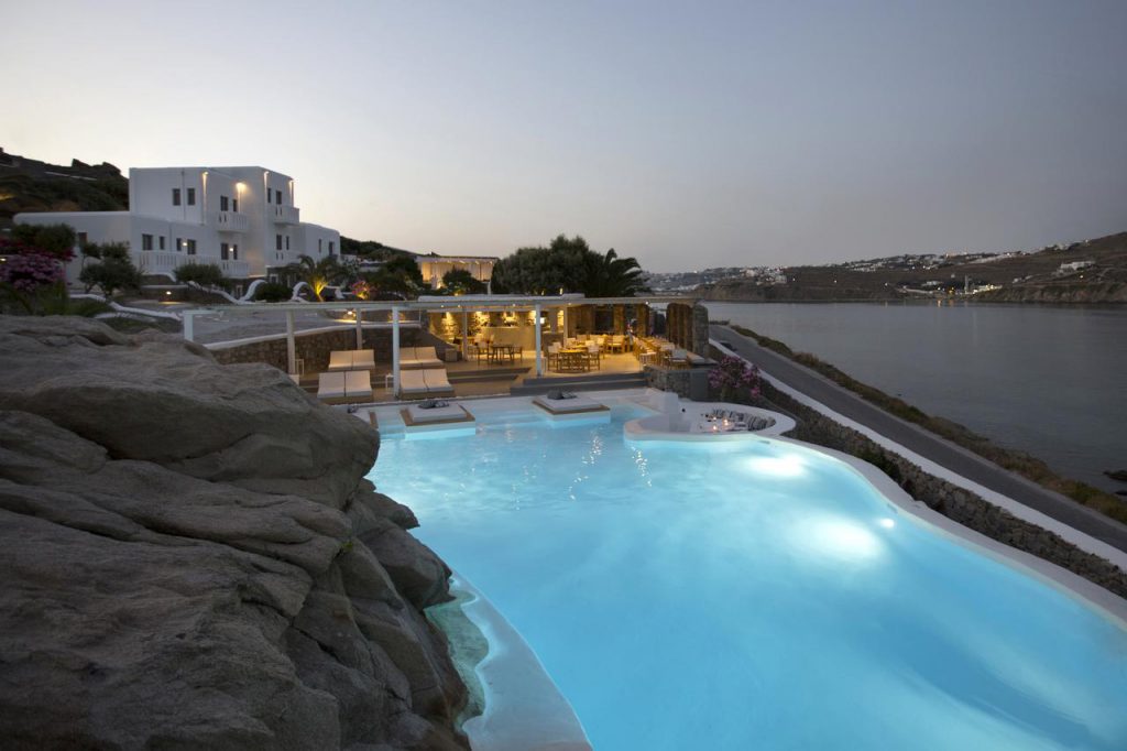 La piscina privada en el Hotel Mykonos Suites