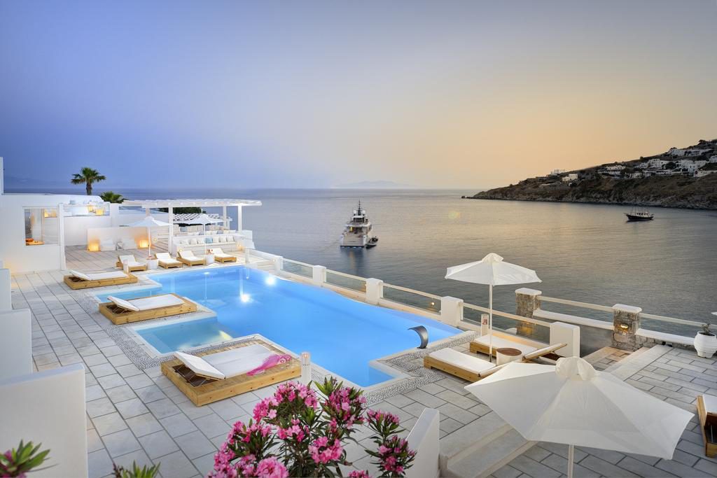 La piscina privada en el hotel boutique Nissaki tiene una excelente vista al mar