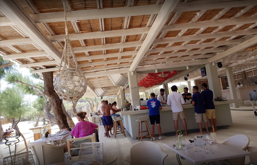 Kalua beach bar at Paraga beach