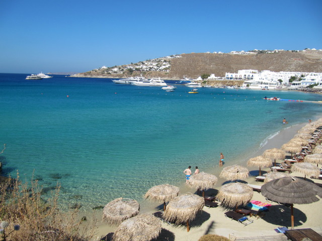 Platis Gialos beach is family-friendly and well-organized with sunbeds and umbrellas. It gets pretty crowded though.