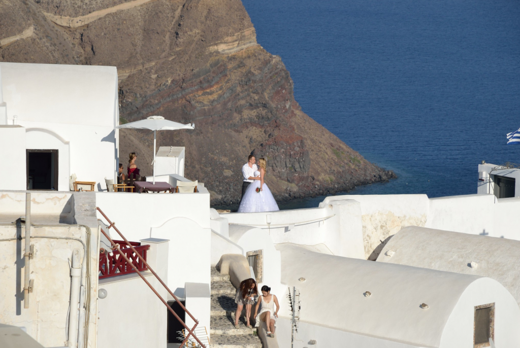 Mykonos vs Santorini - It's not by luck that many couples travel even from China, to Santorini, to get married. Couple photos here, can amaze you forever.